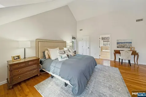 1 Laurel Court Oakland NJ 07436