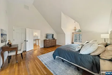 1 Laurel Court Oakland NJ 07436