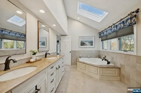 1 Laurel Court Oakland NJ 07436