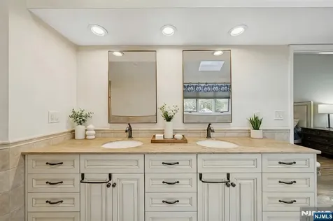 1 Laurel Court Oakland NJ 07436