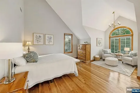 1 Laurel Court Oakland NJ 07436
