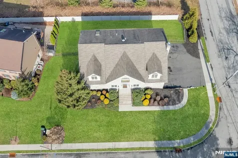 1 Laurel Court Oakland NJ 07436