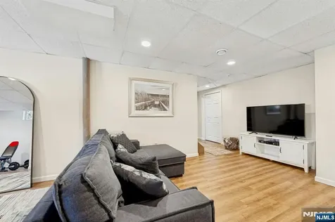 1 Laurel Court Oakland NJ 07436