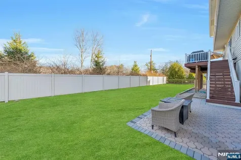 1 Laurel Court Oakland NJ 07436