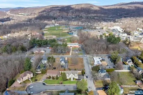 1 Laurel Court Oakland NJ 07436