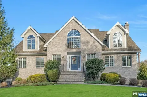 1 Laurel Court Oakland NJ 07436
