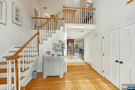 1 Laurel Court Oakland NJ 07436