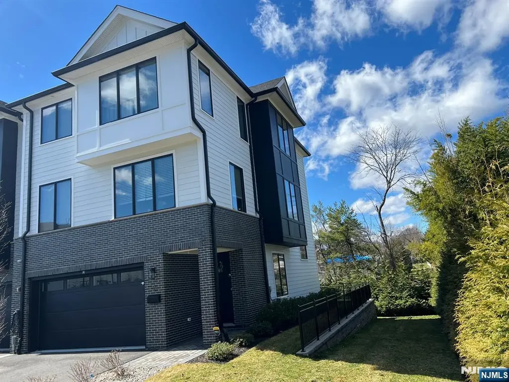 2 Skye Drive Paramus NJ 07652
