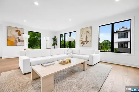2 Skye Drive Paramus NJ 07652