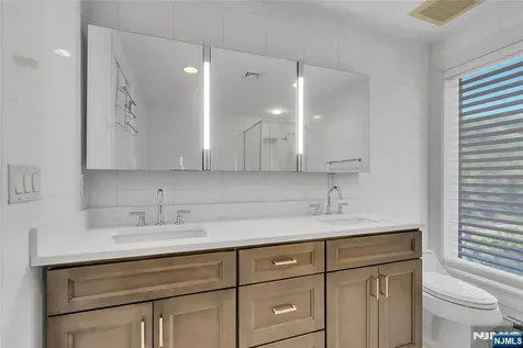 31 Cambridge Way Weehawken NJ 07086