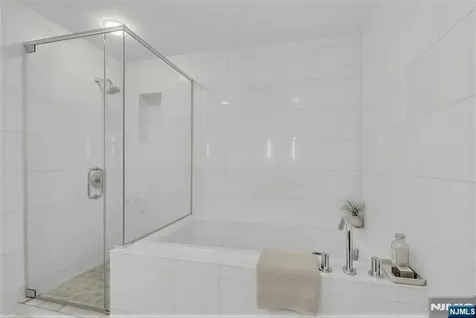 31 Cambridge Way Weehawken NJ 07086