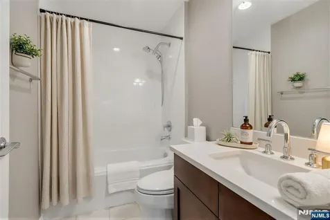 31 Cambridge Way Weehawken NJ 07086