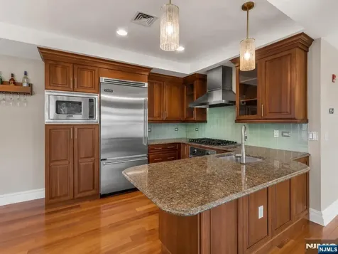 31 Cambridge Way Weehawken NJ 07086