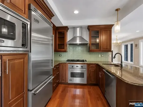 31 Cambridge Way Weehawken NJ 07086