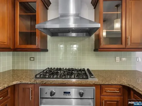31 Cambridge Way Weehawken NJ 07086