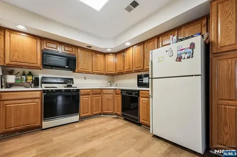 48 Cornerstone Lane Newark NJ 07103