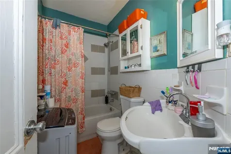31 Chestnut Street East Orange NJ 07018