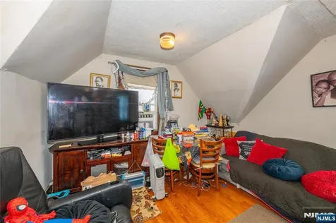 31 Chestnut Street East Orange NJ 07018