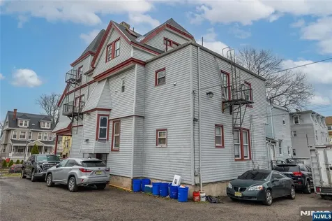 31 Chestnut Street East Orange NJ 07018