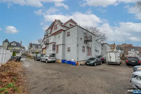 31 Chestnut Street East Orange NJ 07018