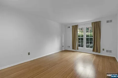 342 Village Court Fort Lee NJ 07024