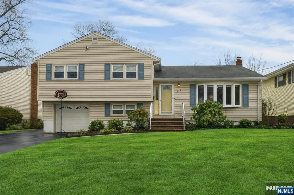 379 Wildrose Avenue Bergenfield NJ 07621