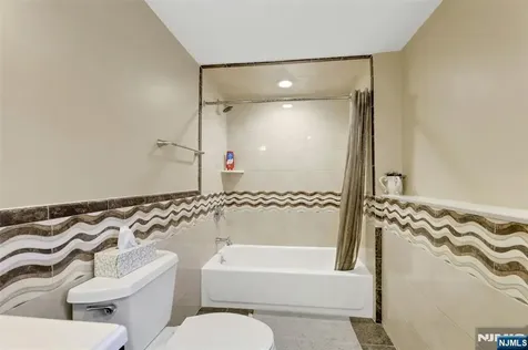 379 Wildrose Avenue Bergenfield NJ 07621