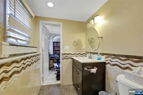 379 Wildrose Avenue Bergenfield NJ 07621