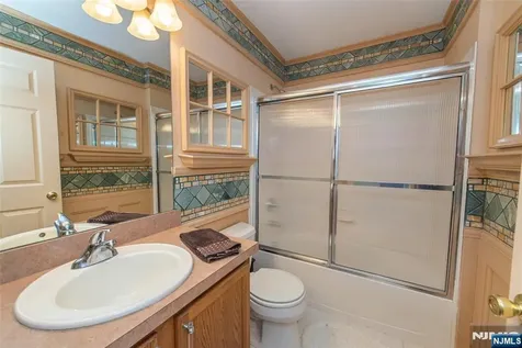 404 Manchester Drive Nutley NJ 07110