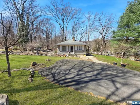 40 Pawnee Avenue Oakland NJ 07436