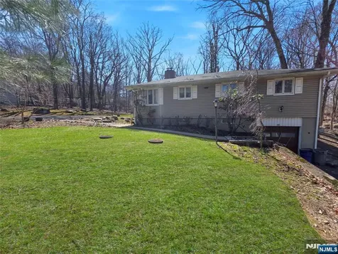 40 Pawnee Avenue Oakland NJ 07436