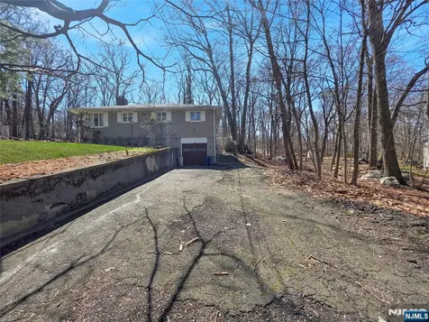 40 Pawnee Avenue Oakland NJ 07436