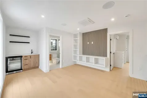 2220 Mackay Avenue Fort Lee NJ 07024