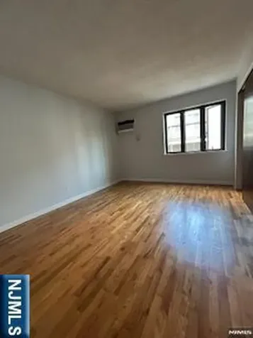 148 Undercliff Avenue Edgewater NJ 07020