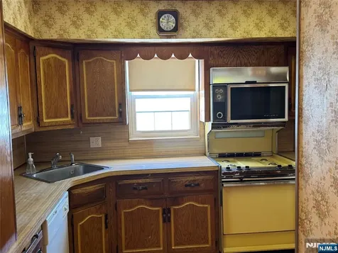35 18th Avenue Elmwood Park NJ 07407
