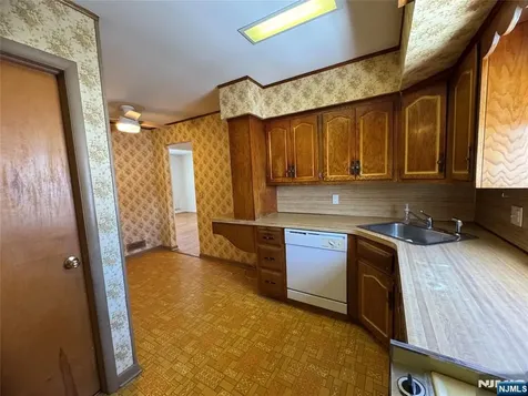 35 18th Avenue Elmwood Park NJ 07407