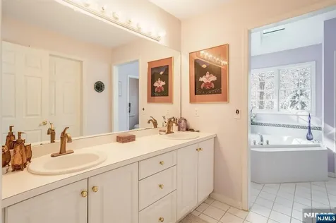 15 Paradise Place Roseland NJ 07068