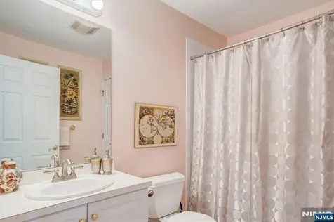 15 Paradise Place Roseland NJ 07068