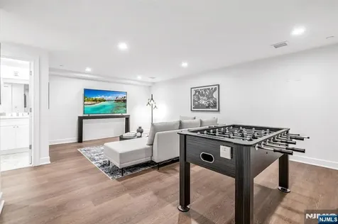 24 Gabriel Court Paramus NJ 07652