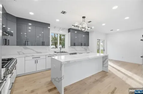 42 Harvey Street Closter NJ 07624