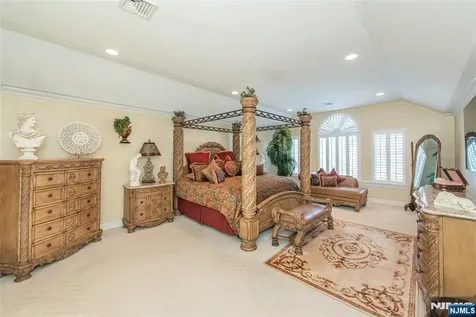 6 Merrimack Court Paramus NJ 07652