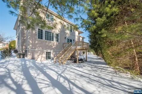 6 Merrimack Court Paramus NJ 07652