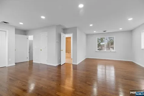 229 Standish Road Paramus NJ 07652