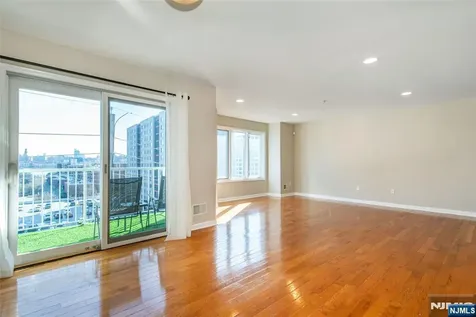 19 Legend Hills Drive Edgewater NJ 07020