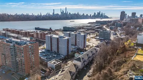 19 Legend Hills Drive Edgewater NJ 07020