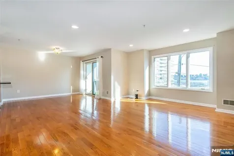 19 Legend Hills Drive Edgewater NJ 07020