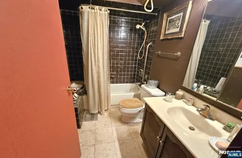 1527 Harmon Cove Tower Secaucus NJ 07094