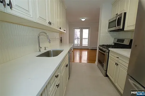 8 Leary Lane Edgewater NJ 07020
