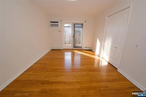 8 Leary Lane Edgewater NJ 07020