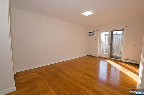 8 Leary Lane Edgewater NJ 07020